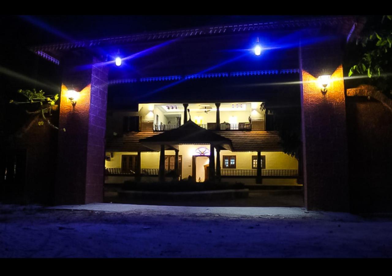 Shore Beach Homestay Turavūr Esterno foto